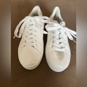 NWT Women Lightweight Sneaker